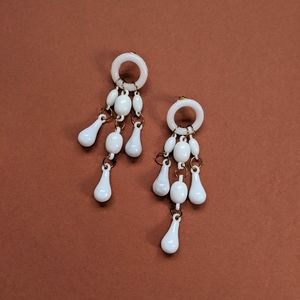 Vtg White Plastic Dangle Chandelier Mod Earrings